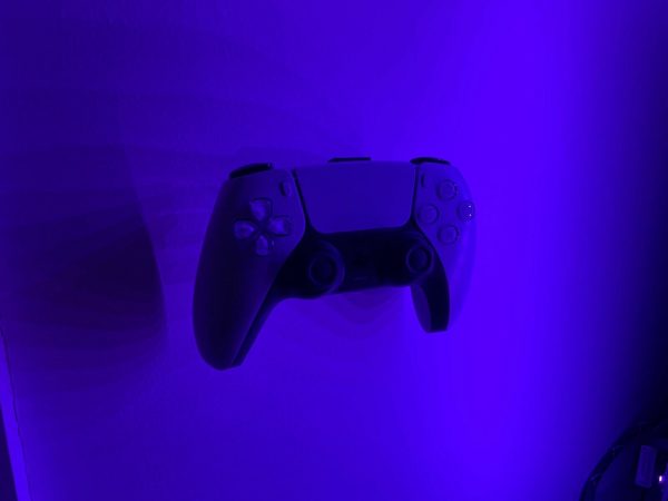 PlayStation 5 PS5 Controller Floating Wall Mount / Bracket - Sony - Image 3