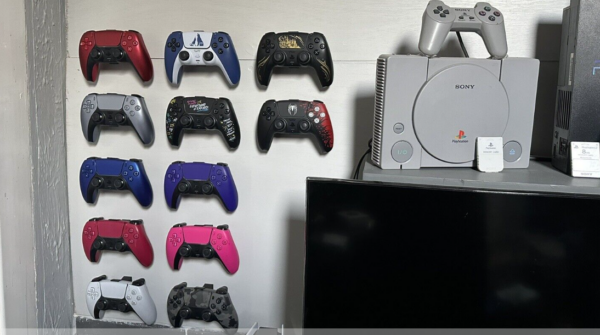 PlayStation 5 PS5 Controller Floating Wall Mount / Bracket - Sony - Image 2