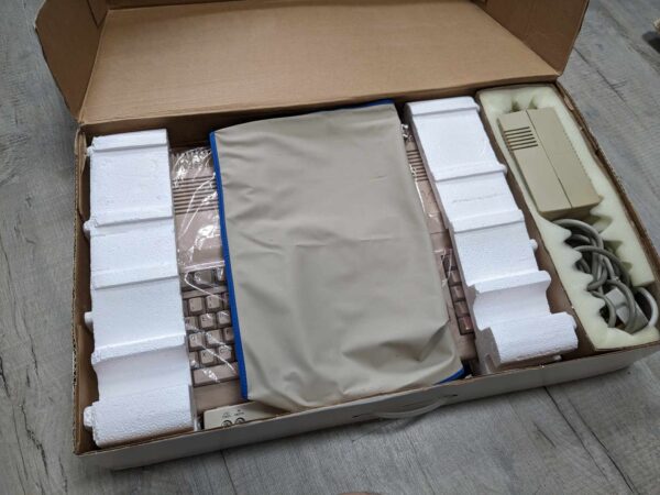 Commodore Amiga 500 boxed with accessories - Image 3