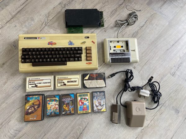 Commodore VIC 20 Bundle - Tested