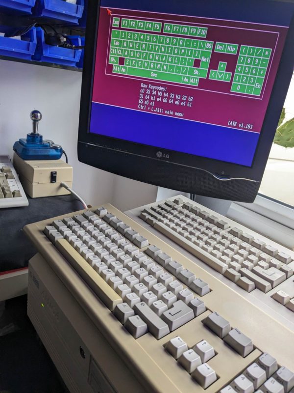 Amiga 2000 German Keyboard - KKQ-E96YC - Tested working - Image 8