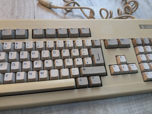 Amiga 2000 German Keyboard - KKQ-E96YC - Tested working - Image 4