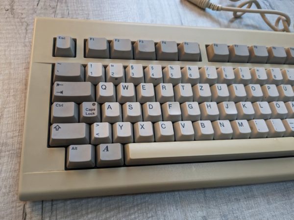 Amiga 2000 German Keyboard - KKQ-E96YC - Tested working - Image 3