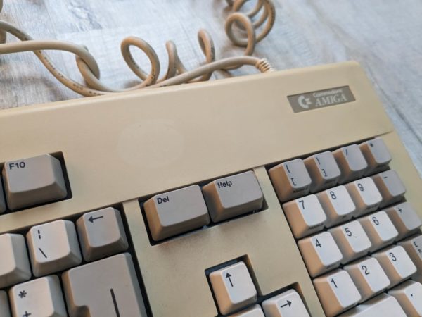 Amiga 2000 German Keyboard - KKQ-E96YC - Tested working - Image 2