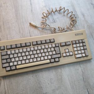 Amiga 2000 German Keyboard - KKQ-E96YC - Tested working