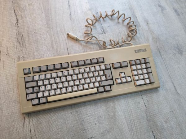 Amiga 2000 German Keyboard - KKQ-E96YC - Tested working
